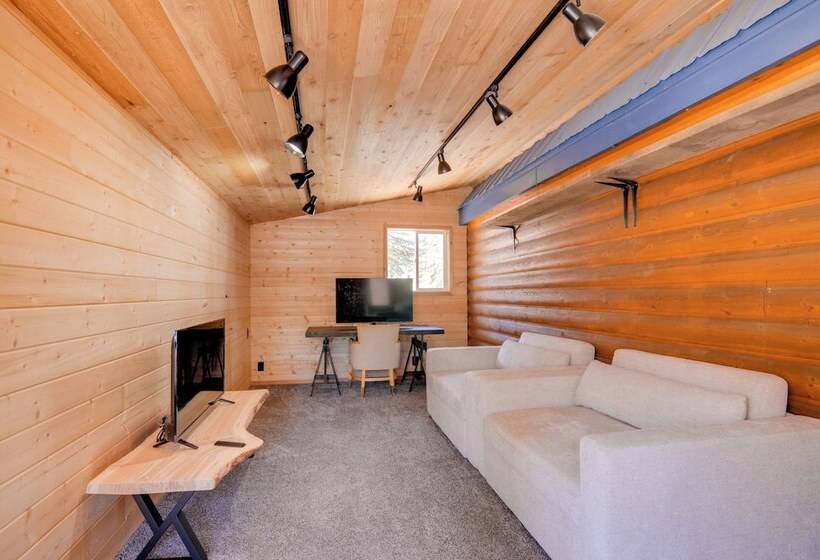 Inviting Utah Cabin W/ Spacious Deck + Fireplace!