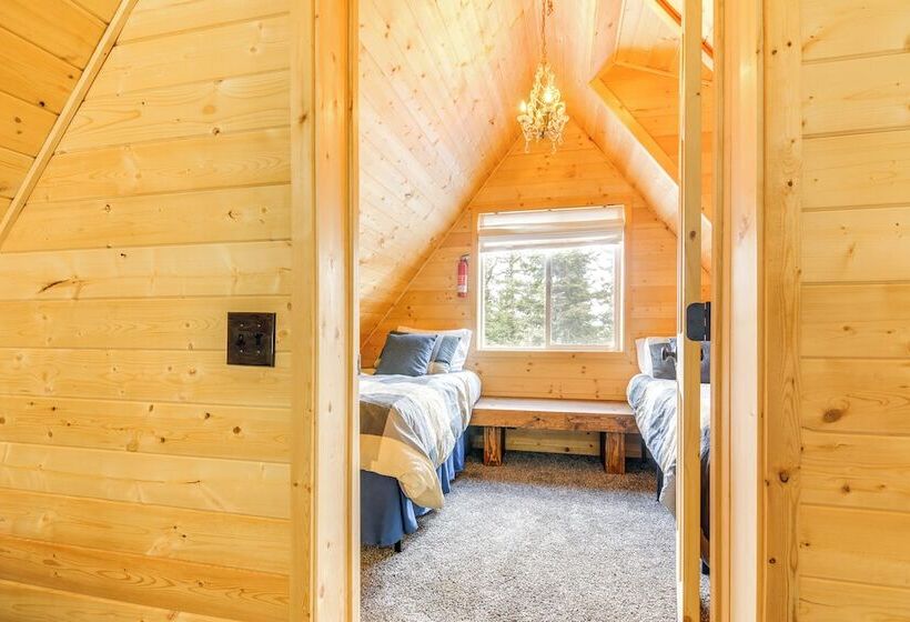 Inviting Utah Cabin W/ Spacious Deck + Fireplace!