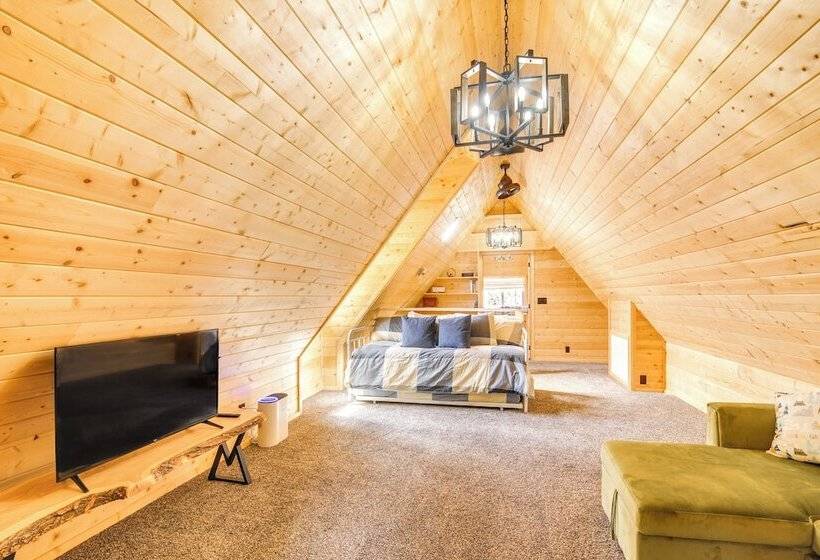 Inviting Utah Cabin W/ Spacious Deck + Fireplace!