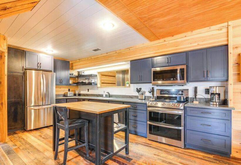 Inviting Utah Cabin W/ Spacious Deck + Fireplace!