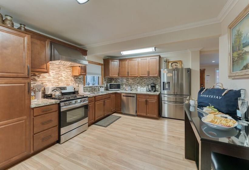 Lake Star By Avantstay Hot Tub, Walk To Beach