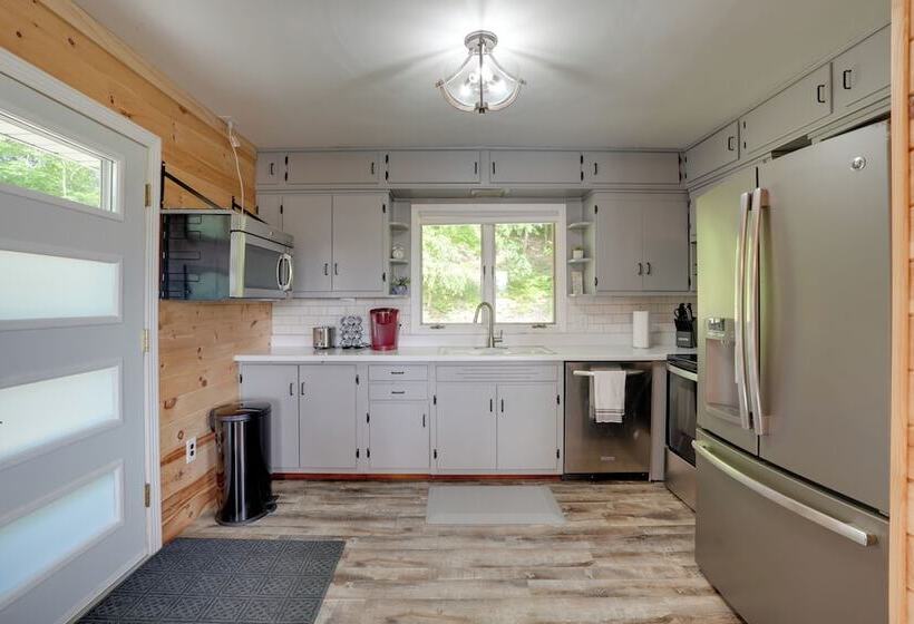 Lakefront Home In Hartford: Hot Tub, Kayaks & Dock