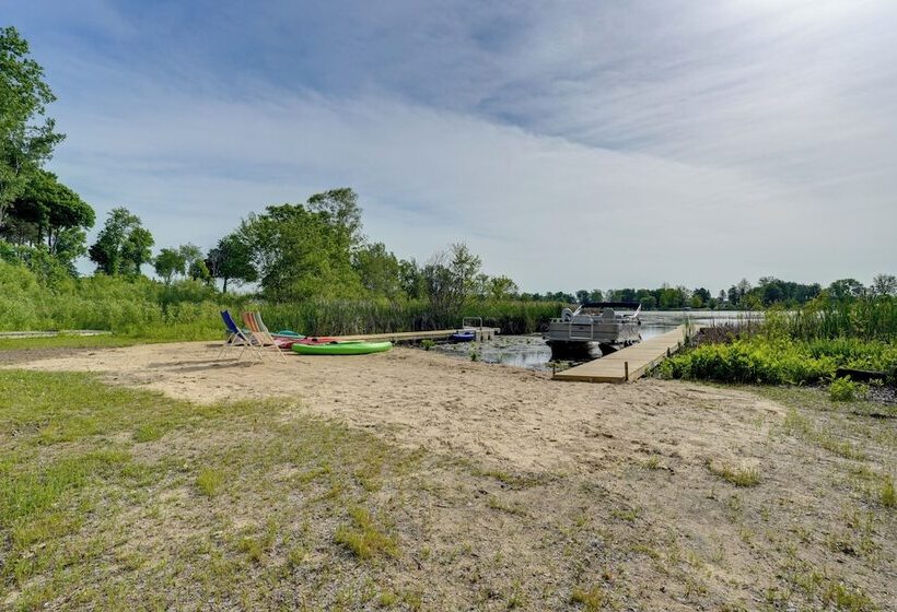 Lakefront Home In Hartford: Hot Tub, Kayaks & Dock