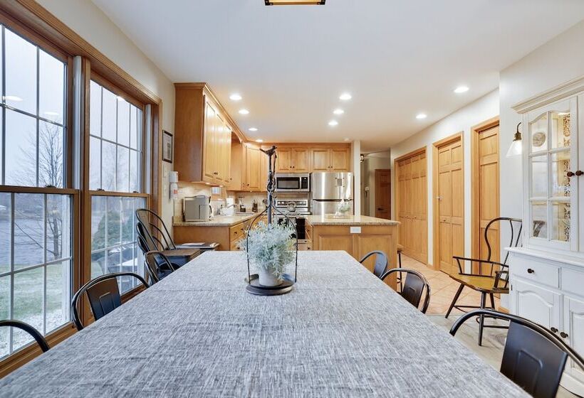 Laker S Pointe By Avantstay Lakefront Private Peninsula Hot Tub, Game Room