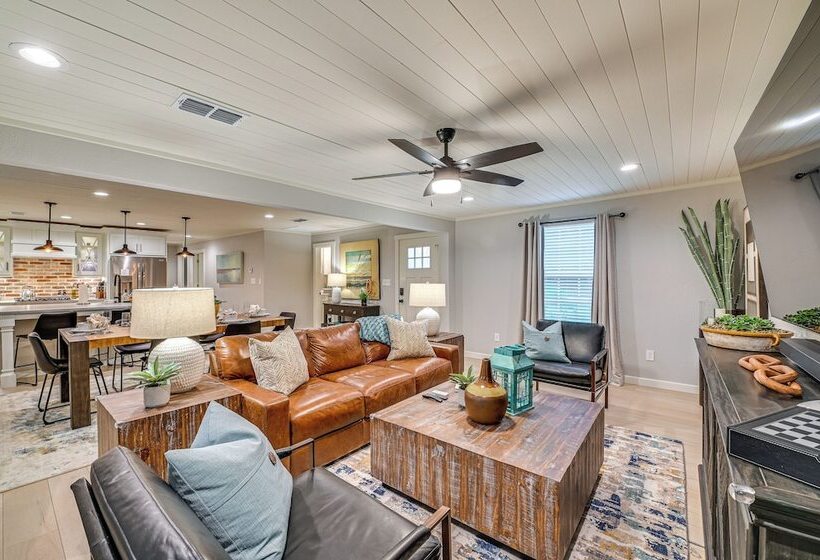 Luxe Pilot Point Home: 3 Mi To Lake Ray Roberts