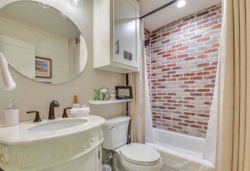 Luxe Pilot Point Home: 3 Mi To Lake Ray Roberts