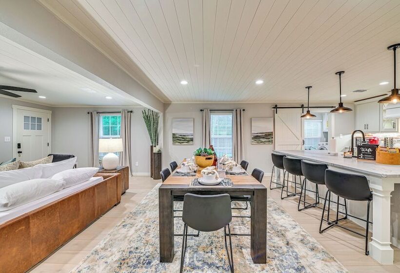 Luxe Pilot Point Home: 3 Mi To Lake Ray Roberts