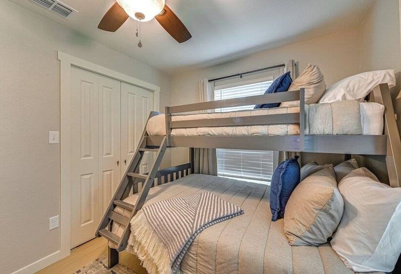 Luxe Pilot Point Home: 3 Mi To Lake Ray Roberts