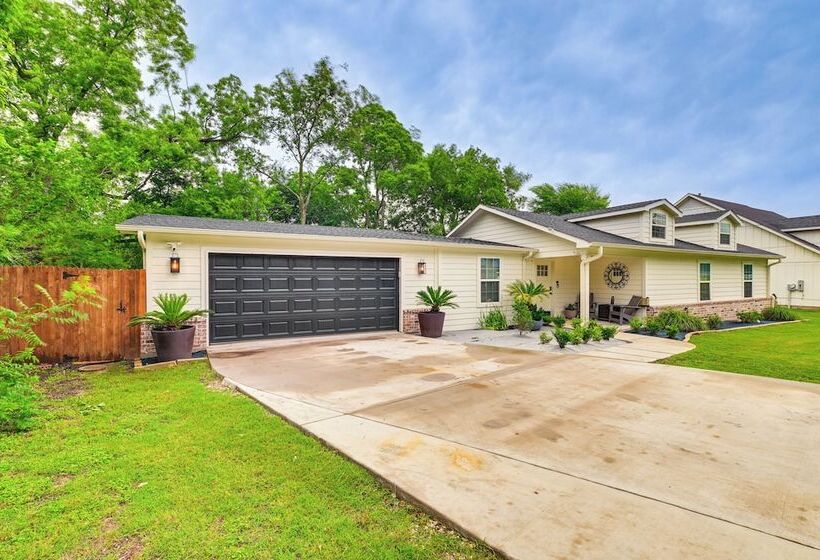 Luxe Pilot Point Home: 3 Mi To Lake Ray Roberts