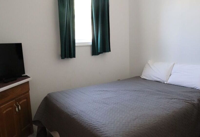 Mainsail Motel & Cottages