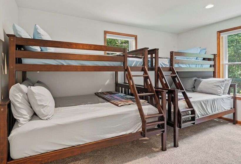 Maple Oasis By Avantstay Newly Built W/ Hot Tub, Game Room & Fire Pit