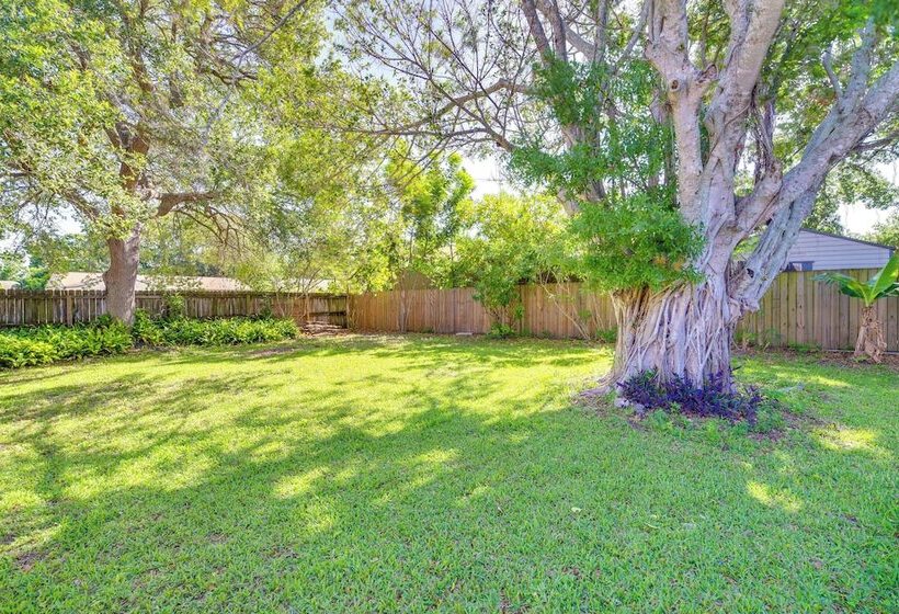 7 Mi To Satellite Beach: Melbourne Home W/ Yard