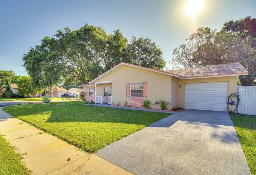 7 Mi To Satellite Beach: Melbourne Home W/ Yard