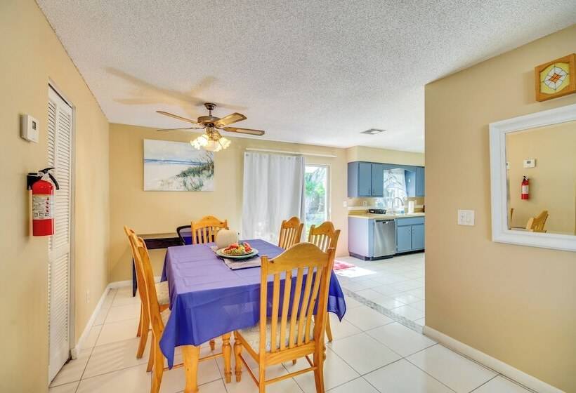 7 Mi To Satellite Beach: Melbourne Home W/ Yard