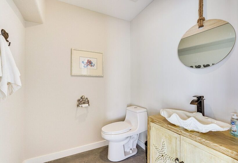 Rooftop Deck & Hot Tub: Mexico Beach Home!