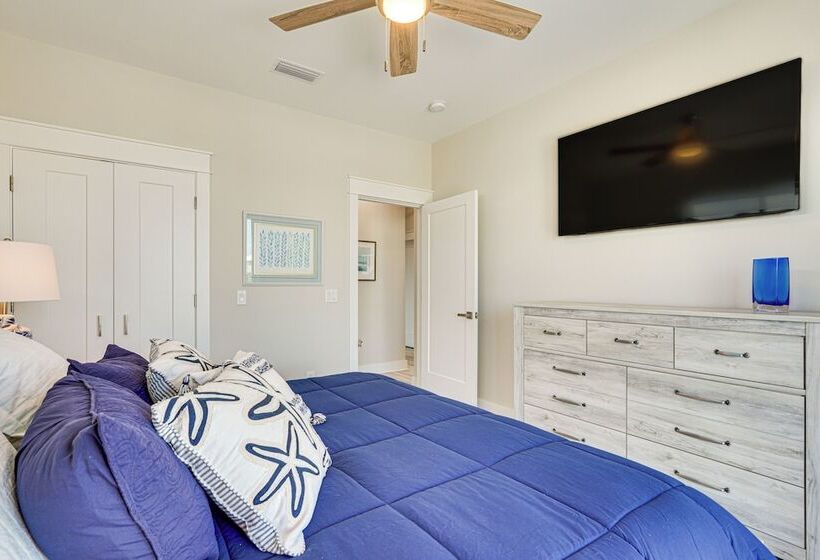 Rooftop Deck & Hot Tub: Mexico Beach Home!