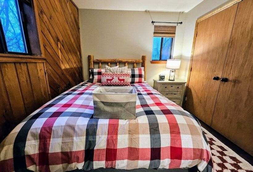 Moose Tracks By Avantstay Hot Tub, Game Room, Deck, Firepit