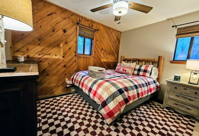 Moose Tracks By Avantstay Hot Tub, Game Room, Deck, Firepit