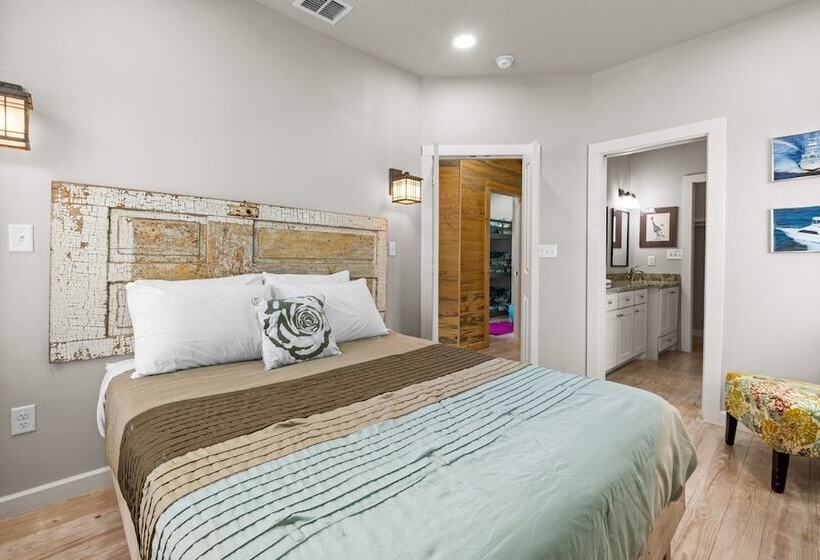 Waterfront Escape W/ Views Shared Pool & Boat Dock Orange Crush By Avantstay