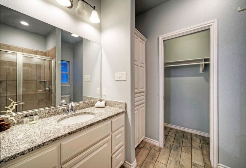 Waterfront Shared Pool W/ Bay Views, Boat Dock Oscar S Lodge By Avantstay