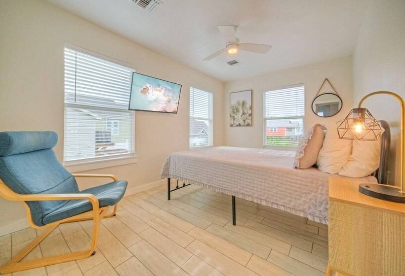 Private Pool, Game Room, Patio, Near The Beach Palm House By Avantstay