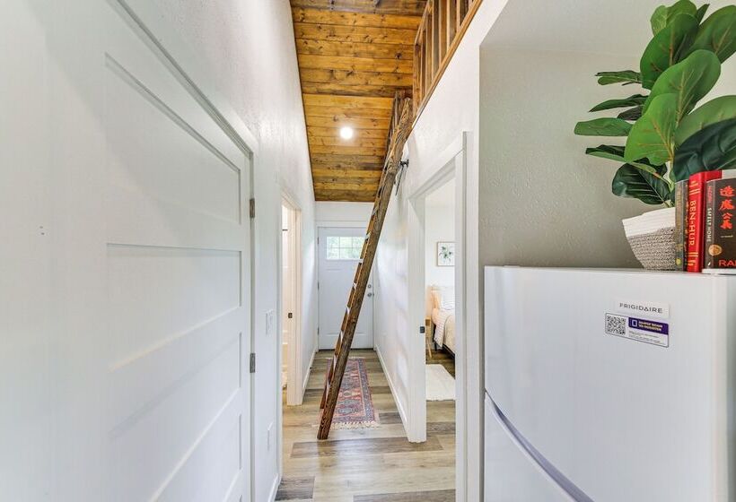 Peaceful Bonners Ferry Cabin W/ Deck & Mtn Views!