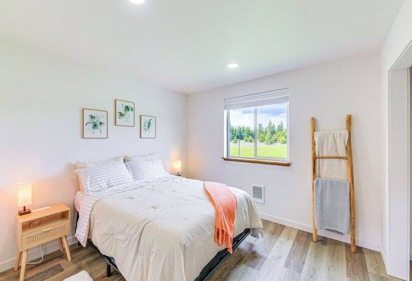 Peaceful Bonners Ferry Cabin W/ Deck & Mtn Views!