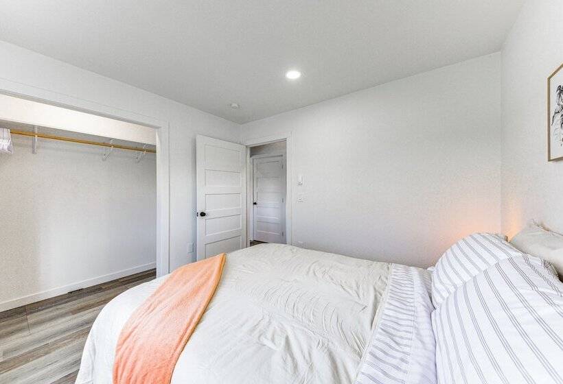 Peaceful Bonners Ferry Cabin W/ Deck & Mtn Views!