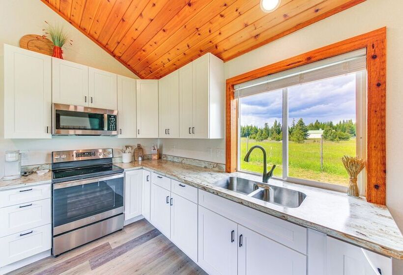 Peaceful Bonners Ferry Cabin W/ Deck & Mtn Views!