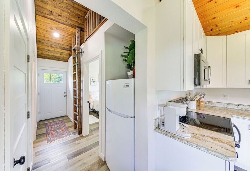 Peaceful Bonners Ferry Cabin W/ Deck & Mtn Views!