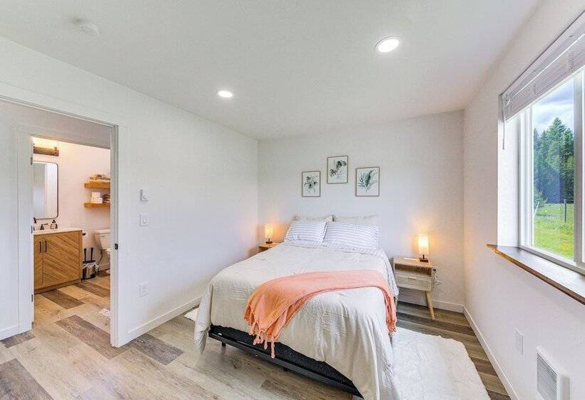 Peaceful Bonners Ferry Cabin W/ Deck & Mtn Views!