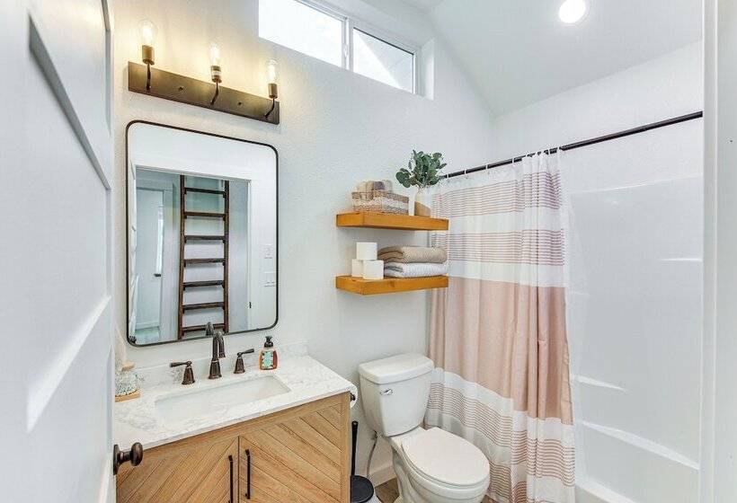 Peaceful Bonners Ferry Cabin W/ Deck & Mtn Views!