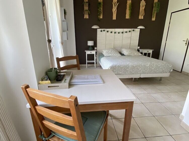 بنسيون Aux Ecuries Du Château