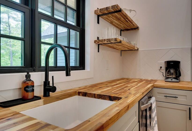 Secluded Wilmington Cabin: Fire Pit & Grill