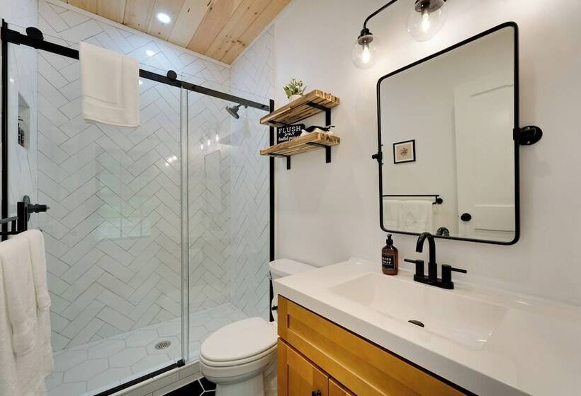 Secluded Wilmington Cabin: Fire Pit & Grill