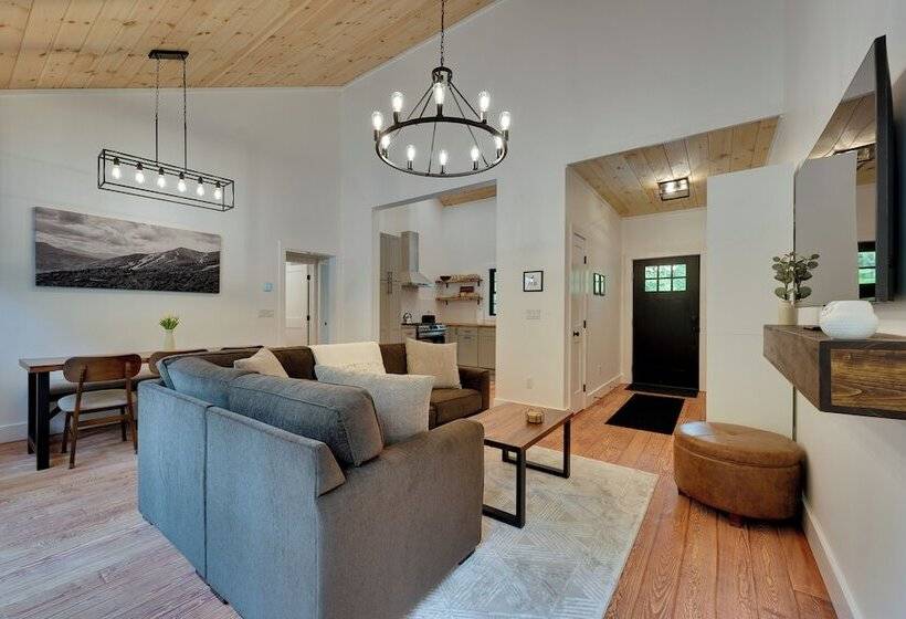 Secluded Wilmington Cabin: Fire Pit & Grill