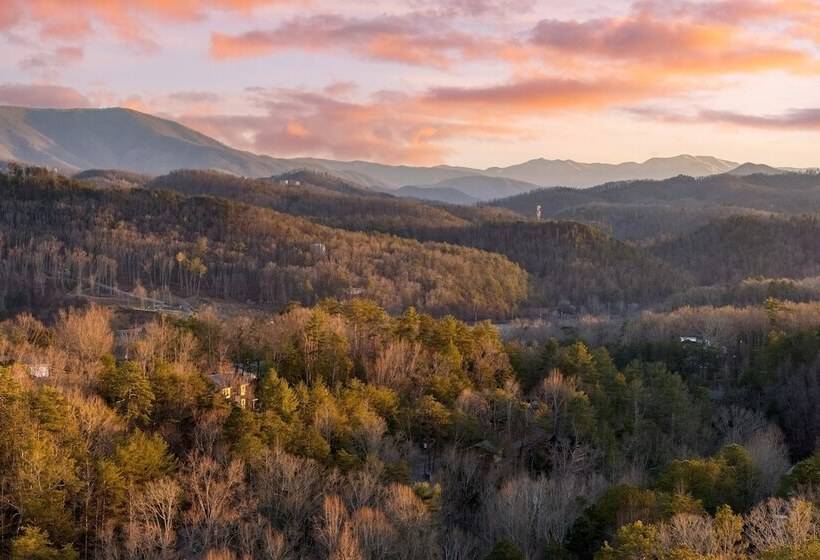 Pink Pines Avantstay Luxury Aesthetic Dream Home, Indoor Pool, Hot Tub