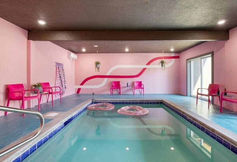 Pink Pines Avantstay Luxury Aesthetic Dream Home, Indoor Pool, Hot Tub