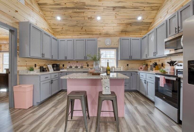 Pink Pines Avantstay Luxury Aesthetic Dream Home, Indoor Pool, Hot Tub