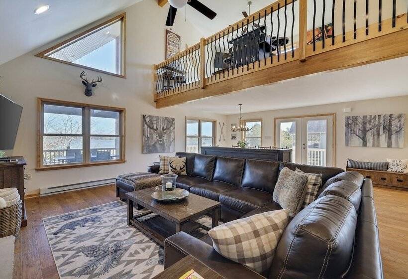 Pocono Paradise By Avantstay Lakeside Retreat, Hot Tub, Game Room, Near Beach