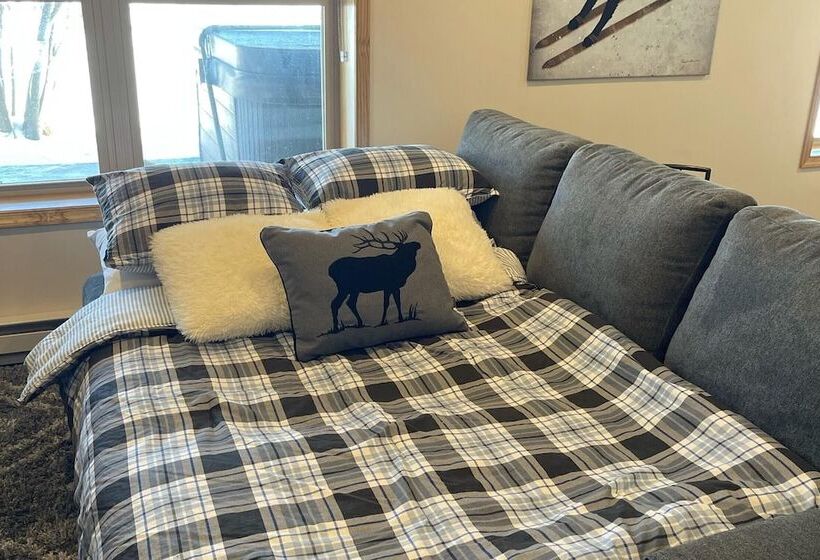 Pocono Paradise By Avantstay Lakeside Retreat, Hot Tub, Game Room, Near Beach