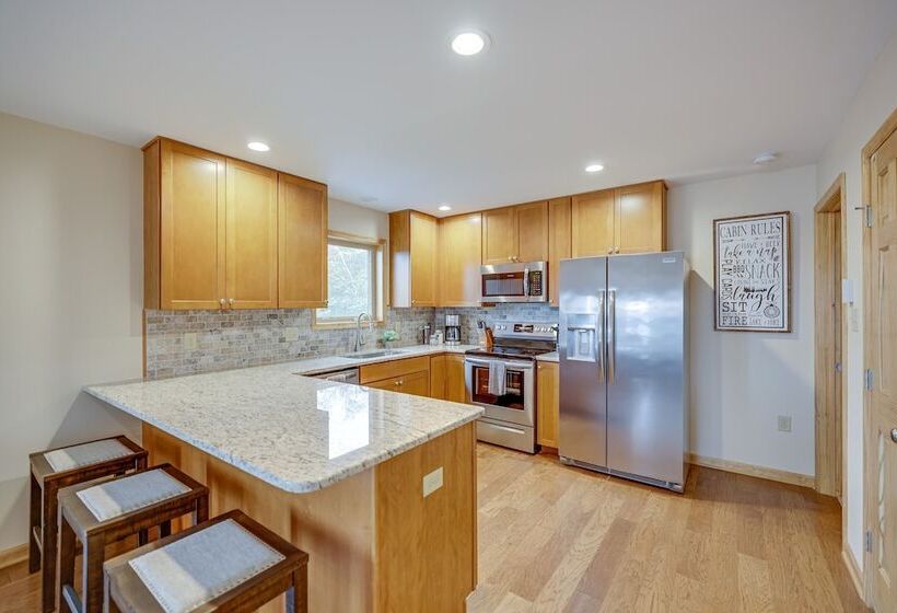 Pocono Paradise By Avantstay Lakeside Retreat, Hot Tub, Game Room, Near Beach