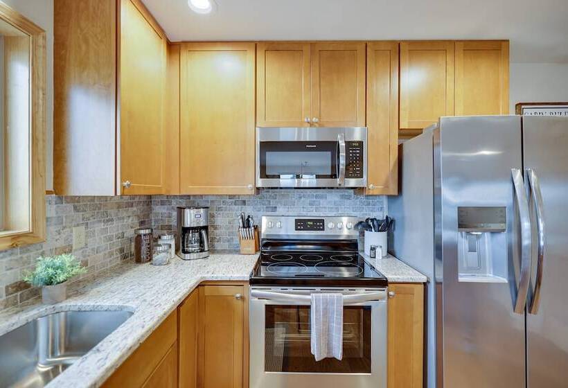 Pocono Paradise By Avantstay Lakeside Retreat, Hot Tub, Game Room, Near Beach