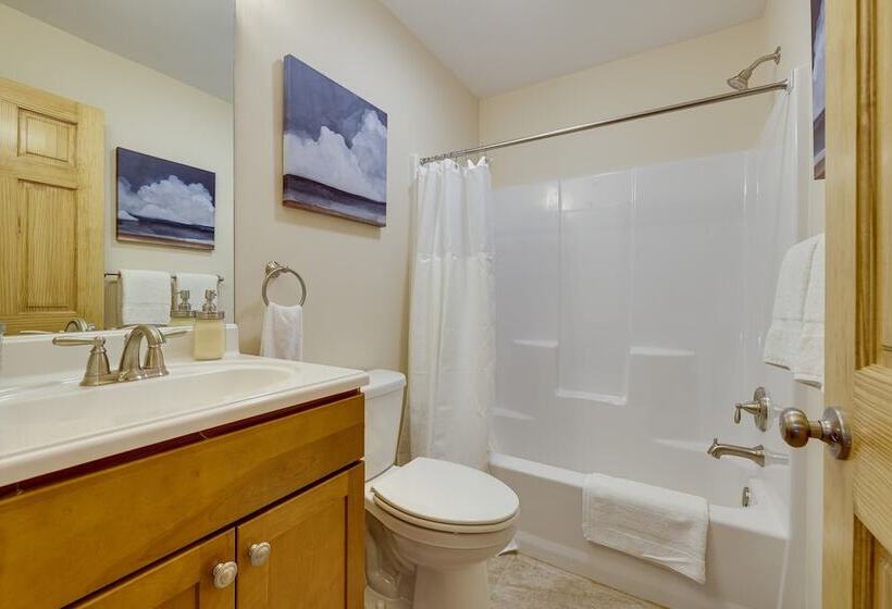 Pocono Paradise By Avantstay Lakeside Retreat, Hot Tub, Game Room, Near Beach