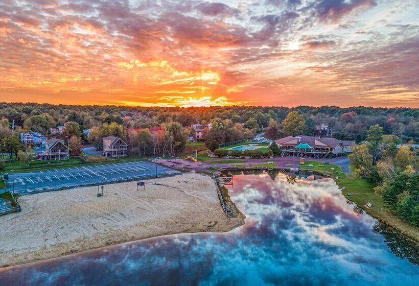 Pocono Paradise By Avantstay Lakeside Retreat, Hot Tub, Game Room, Near Beach