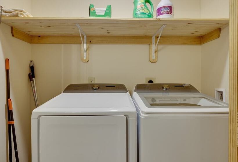 Pocono Paradise By Avantstay Lakeside Retreat, Hot Tub, Game Room, Near Beach