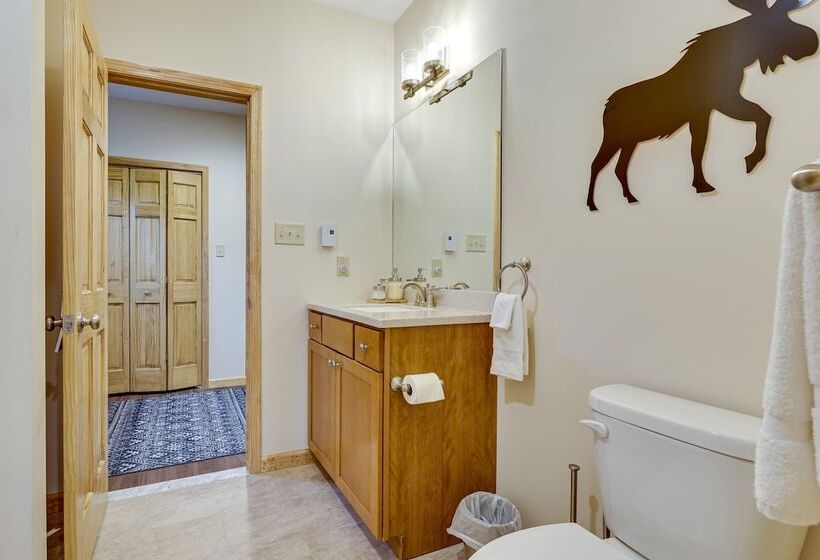 Pocono Paradise By Avantstay Lakeside Retreat, Hot Tub, Game Room, Near Beach