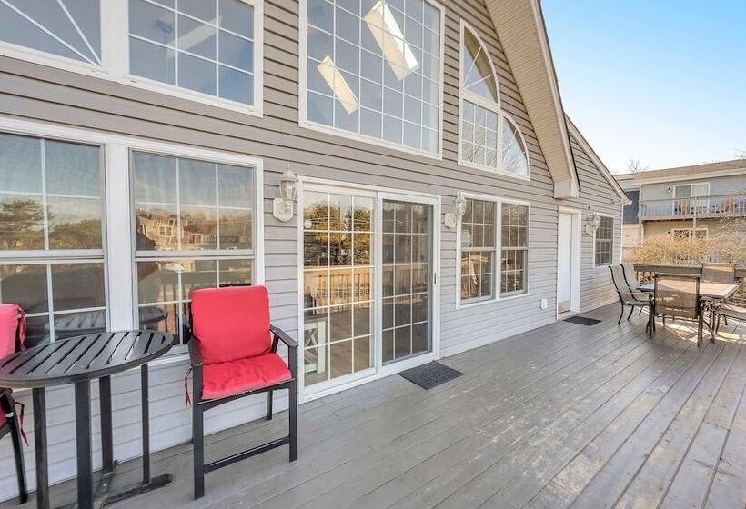 Pocono Pinnacle By Avantstay Steps To The Lake, Game Room, Large Deck