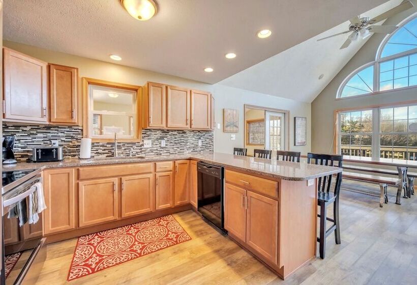 Pocono Pinnacle By Avantstay Steps To The Lake, Game Room, Large Deck