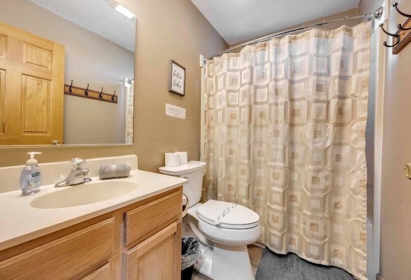 Pocono Pinnacle By Avantstay Steps To The Lake, Game Room, Large Deck